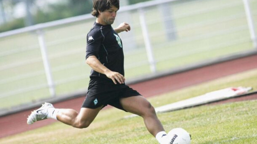 NORDERNEY ISLAND, GERMANY - JULY 07: Diego Ribas De Cunha in action during the Werder Bremen training camp on July 07, 2006 at Norderney Island, Germany. (Photo by Malte Christians/Bongarts/Getty Images) 