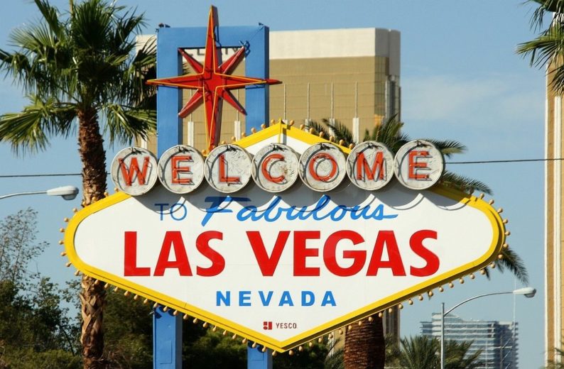 Quando se fala em Las Vegas, as pessoas costumam lembrar logo de cassinos. Mas, curiosamente, a cidade também é um dos destinos mais populares do mundo para casamentos,  com dezenas de capelas que oferecem cerimônias rápidas e temáticas.