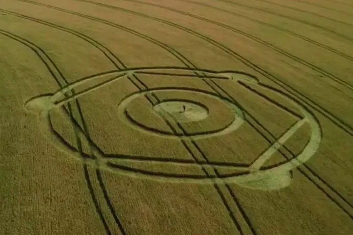 Um desenho enigmático surgiu numa plantação localizada na cidade de Ipuaçu, no Oeste de Santa Catarina, deixando moradores desconfiados e ao mesmo tempo intrigados.