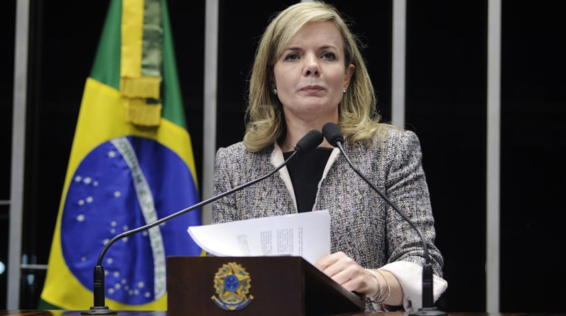 A presidente do PT, deputada federal Gleisi Hoffmann (PT-PR), e o líder do partido na Câmara, deputado federal Odair Cunha (PT-MG) apresentaram o documento
