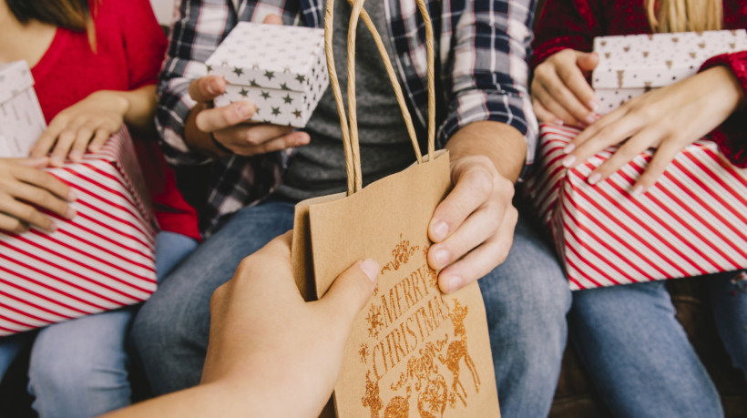 O amigo secreto, ou amigo oculto, é uma brincadeira característica das confraternizações. Conheça formas diferentes de tornar o fim de ano mais divertido 