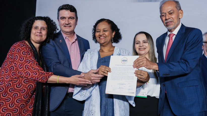 FORTALEZA-CE, BRASIL, 21-11-2024: Feira do Conhecimento, com presença de Inácio Arruda e Sandra Monteiro. Evento contou com a assinatura para investimento tecnológico na educação. (Foto: Fernanda Barros/ O Povo)