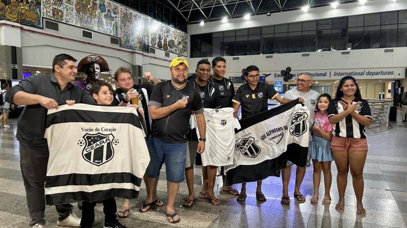 Torcida do Ceará compareceu ao aeroporto Pinto Martins para desejar boa viagem ao elenco antes do jogo contra o Guarani