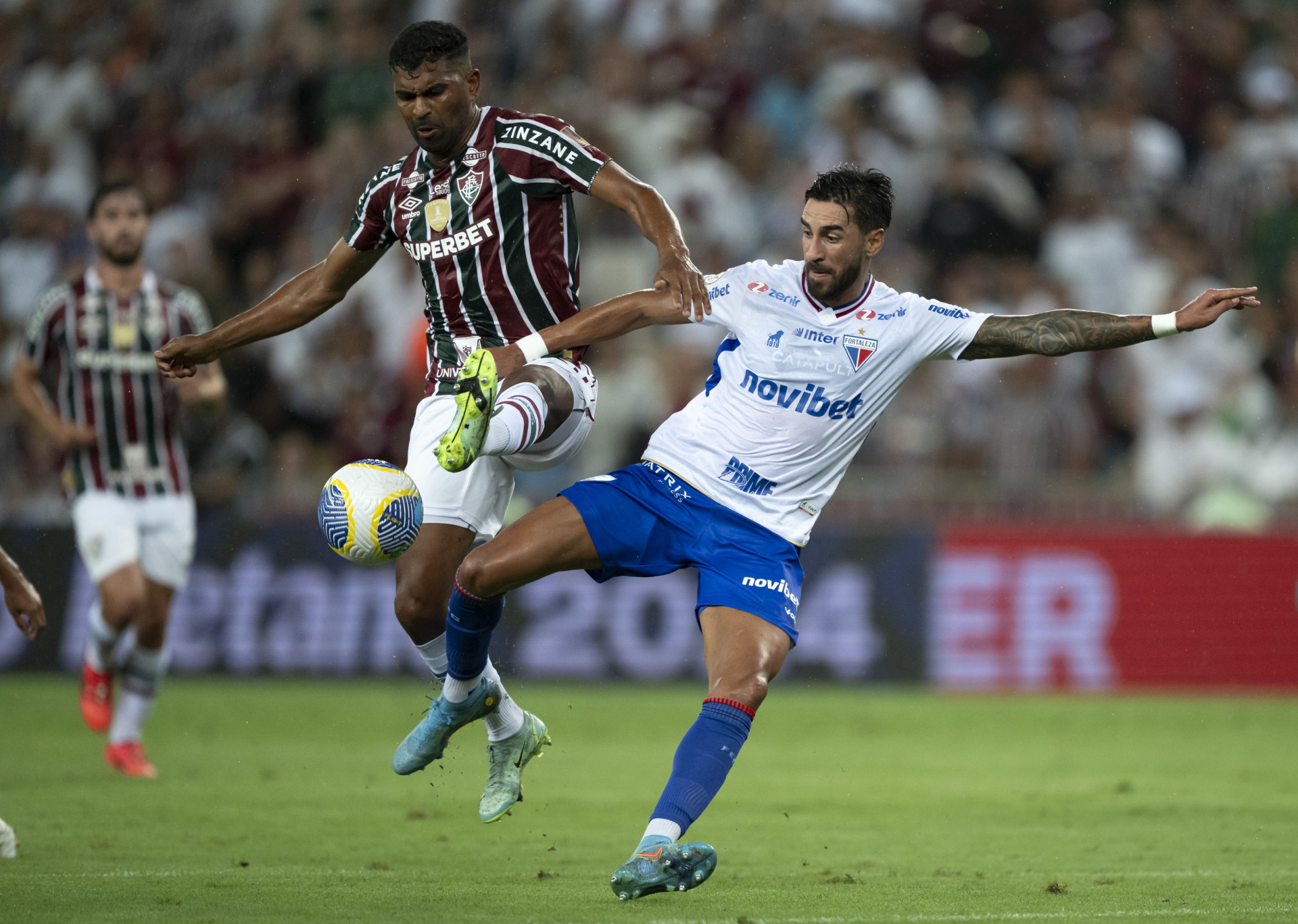 Disputa de bola entre Lucero, do Fortaleza, e Thiago Santos, do Flu (Foto: JORGE RODRIGUES/ AGIF/ ESTADÃO CONTEÚDO)