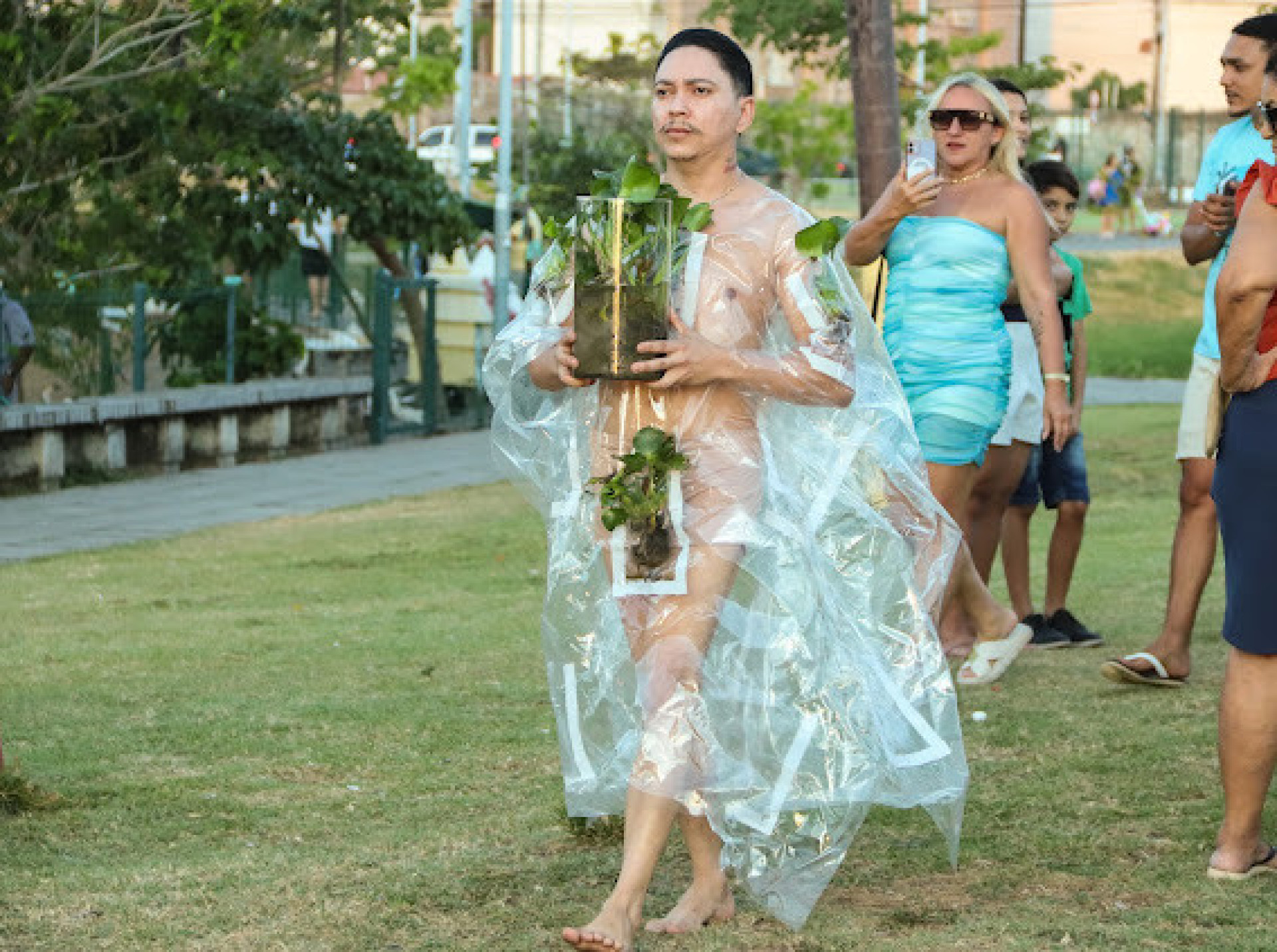 Aguapé: Ações performativas no antropoceno (Foto: Breno De Lacerda/Divulgação)