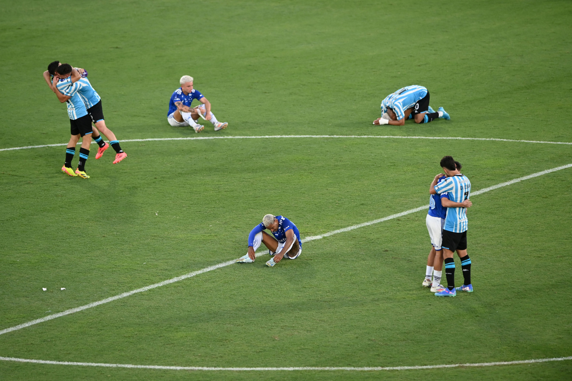 Racing venceu o Cruzeiro por 3 a 1 e assegurou o título da Copa Sul-Americana (Foto: JOSE BOGADO / AFP)