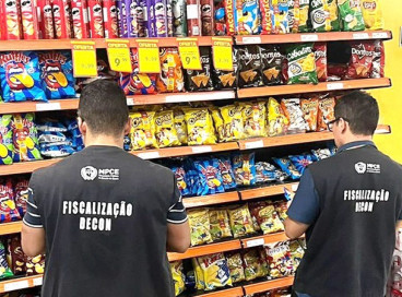 Fiscalização identificou produtos vencidos, divergência de preços e falta de informações em ofertas em supermercado no município cearense d Itapajé 