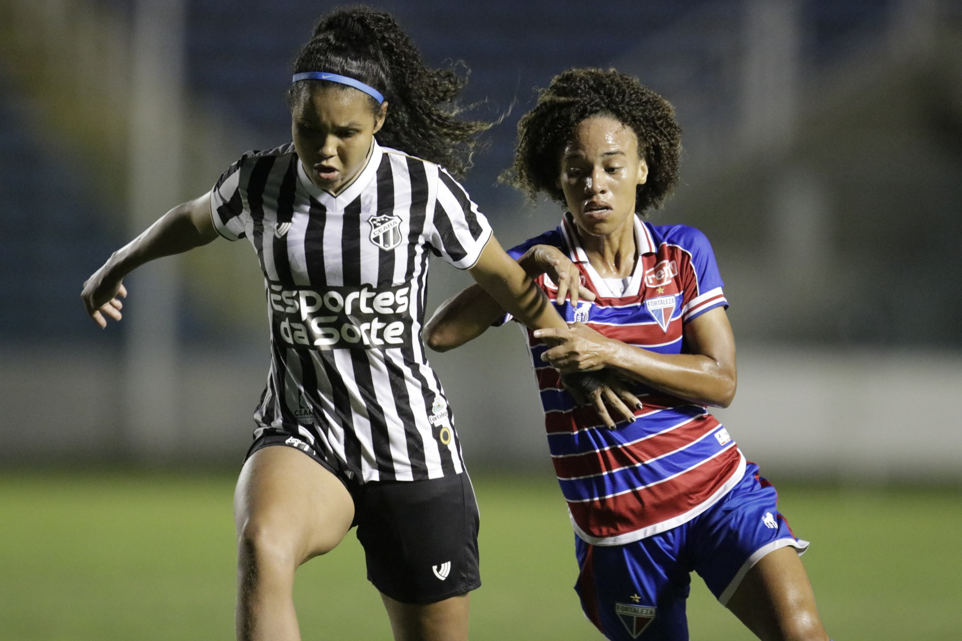 Ceará venceu o Fortaleza na final do Estadual Feminino 2024 e ficou com a taça de campeão (Foto: Fernanda Barros/ O POVO)