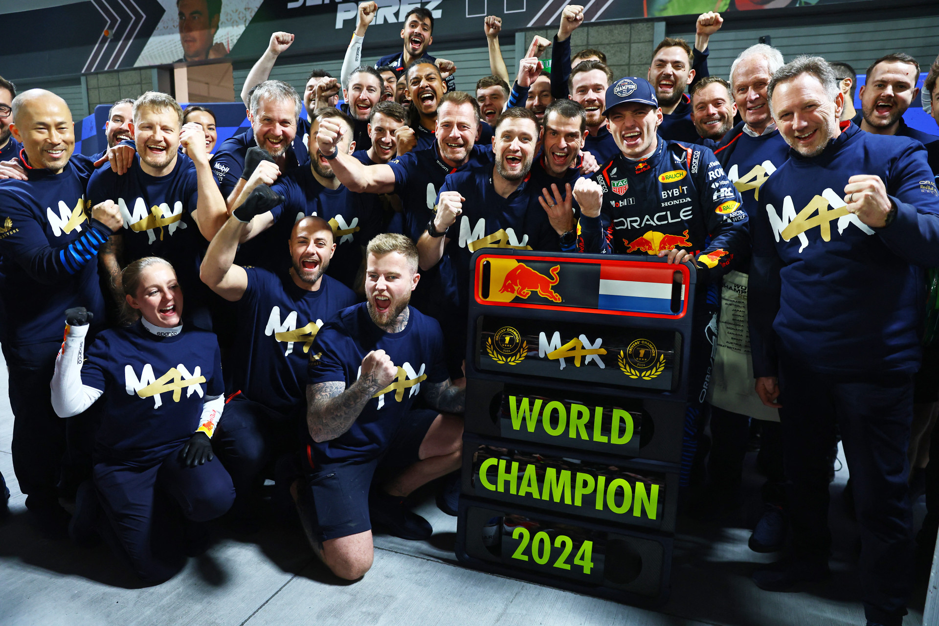 ￼TETRACAMPEÃO mundial Max Verstappen comemora com sua equipe (Foto: Mark Thompson/Getty Images/AFP)