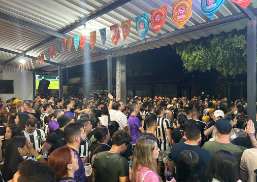 Torcida comemorando acesso em bar de Fortaleza