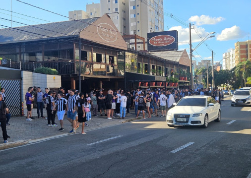 Torcedores do Ceará estão concentrados em restaurante próximo ao estádio Brinco de Ouro, antes do jogo decisivo contra o Guarani