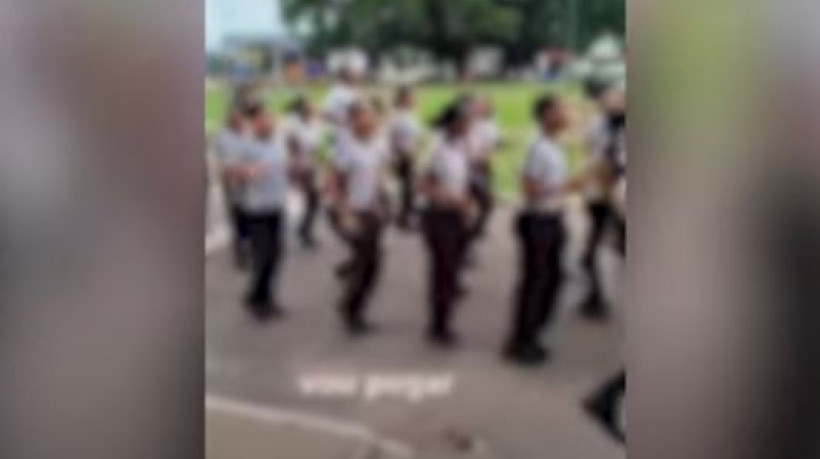 Estudante de escola militar cantam hinos sobre 