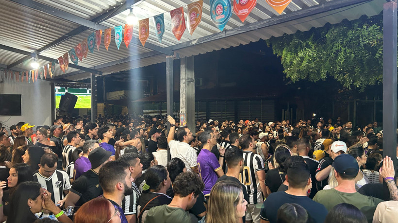 Torcida do Ceará comemorando acesso em bar da capital