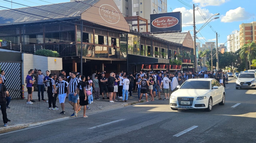 Torcedores do Ceará estão concentrados em restaurante próximo ao estádio Brinco de Ouro, antes do jogo decisivo contra o Guarani