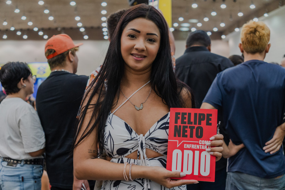 Entrevista exclusiva com Felipe Neto ocorreu durante sua visita ao Expo Favela 2024. Na foto, Wilianne Barbosa, fã do youtuber(Foto: FERNANDA BARROS)