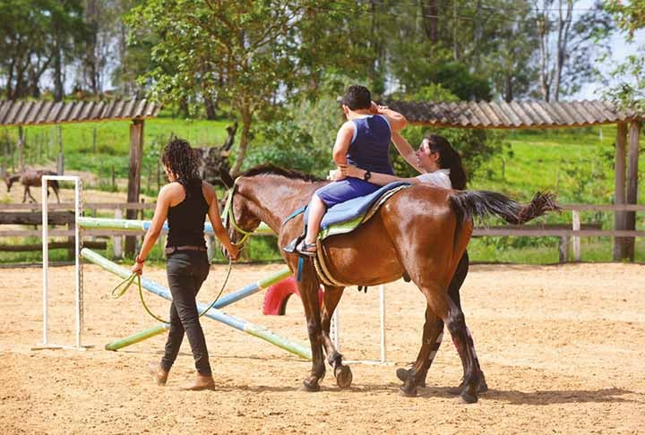 A Equoterapia é um método de reabilitação que utiliza o cavalo em uma abordagem interdisciplinar, unindo saúde, educação e equitação, para auxiliar no desenvolvimento das pessoas atendidas.