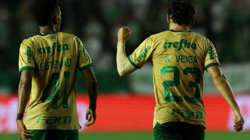 O jogador Raphael Veiga, da SE Palmeiras, comemora seu gol contra a equipe do EC Juventude, durante partida válida pela trigésima rodada, do Campeonato Brasileiro, Série A, no Estádio Alfredo Jaconi. (Foto: Cesar Greco/Palmeiras/by Canon)