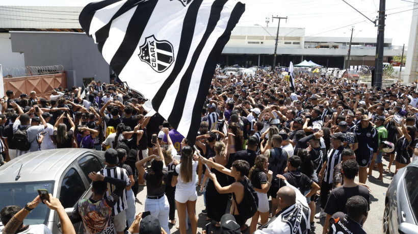 Torcida do Ceará marca presença no desembarque da equipe após acesso à Série A