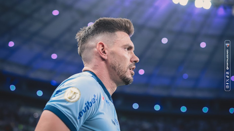 João Ricardo, goleiro do Fortaleza, entrando no gramado da Arena Castelão