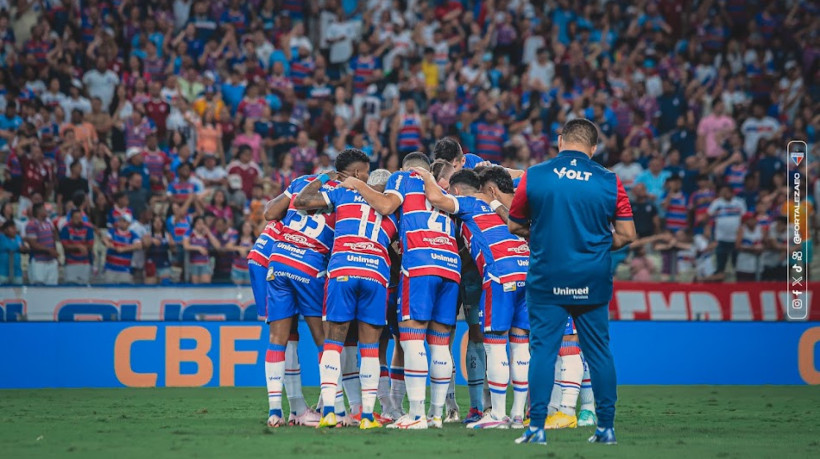 Jogadores do Fortaleza reunidos no gramado da Arena Castelão