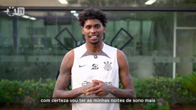 Hugo Souza celebra permanência no Corinthians: 'Estava ansioso por esse momento'