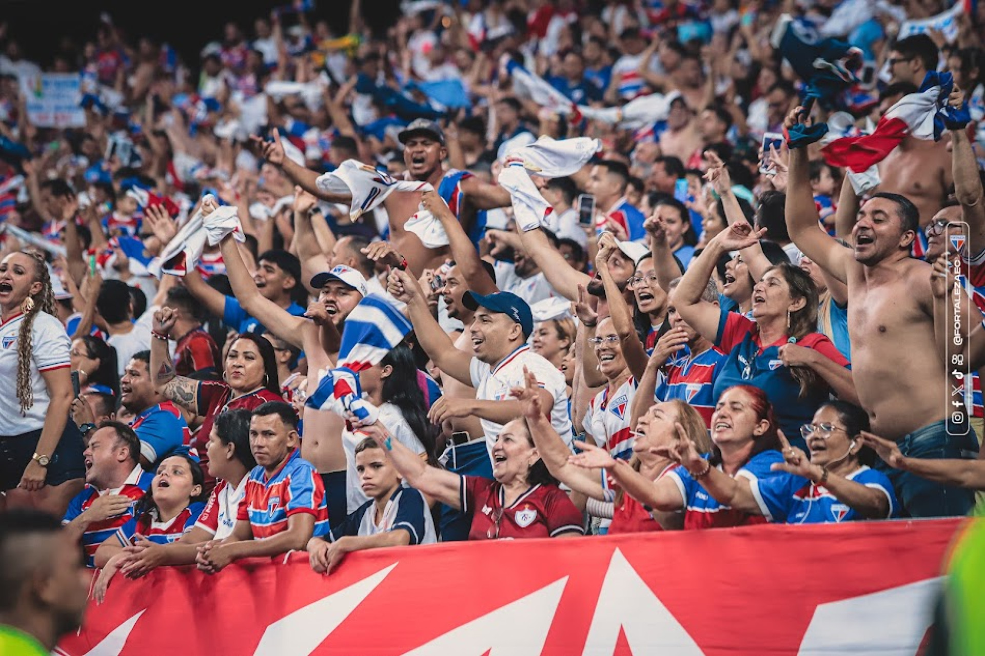 Torcida do Fortaleza na Arena Castelão (Foto: Mateus Lotif / Fortaleza EC)