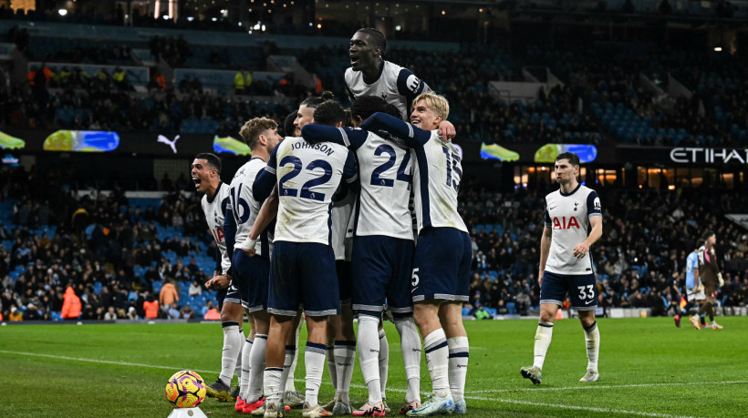 Jogadores do Tottenham comemorando gol na Premier League