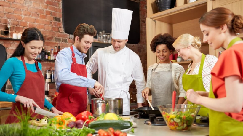 Os cursos de culinária são uma excelente alternativa para aprimorar as habilidades na cozinha e se destacar no mercado (Imagem: Ground Picture | Shutterstock)