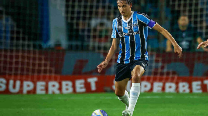 RS - FUTEBOL/CAMPEONATO BRASILEIRO 2024/GRENAL 442  - ESPORTES - Lance da partida entre Gremio e Internacional disputada na noite deste sabado, no Estádio Couto Pereira, em Curitiba, em partida valida pela Campeonato Brasileiro 2024. FOTO: LUCAS UEBEL/GREMIO FBPA