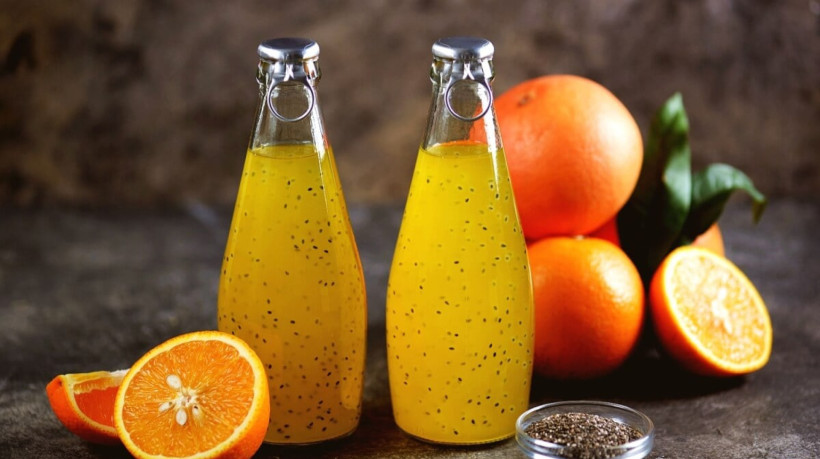 Suco de laranja com chia (Imagem: Chudo2307 | Shutterstock)