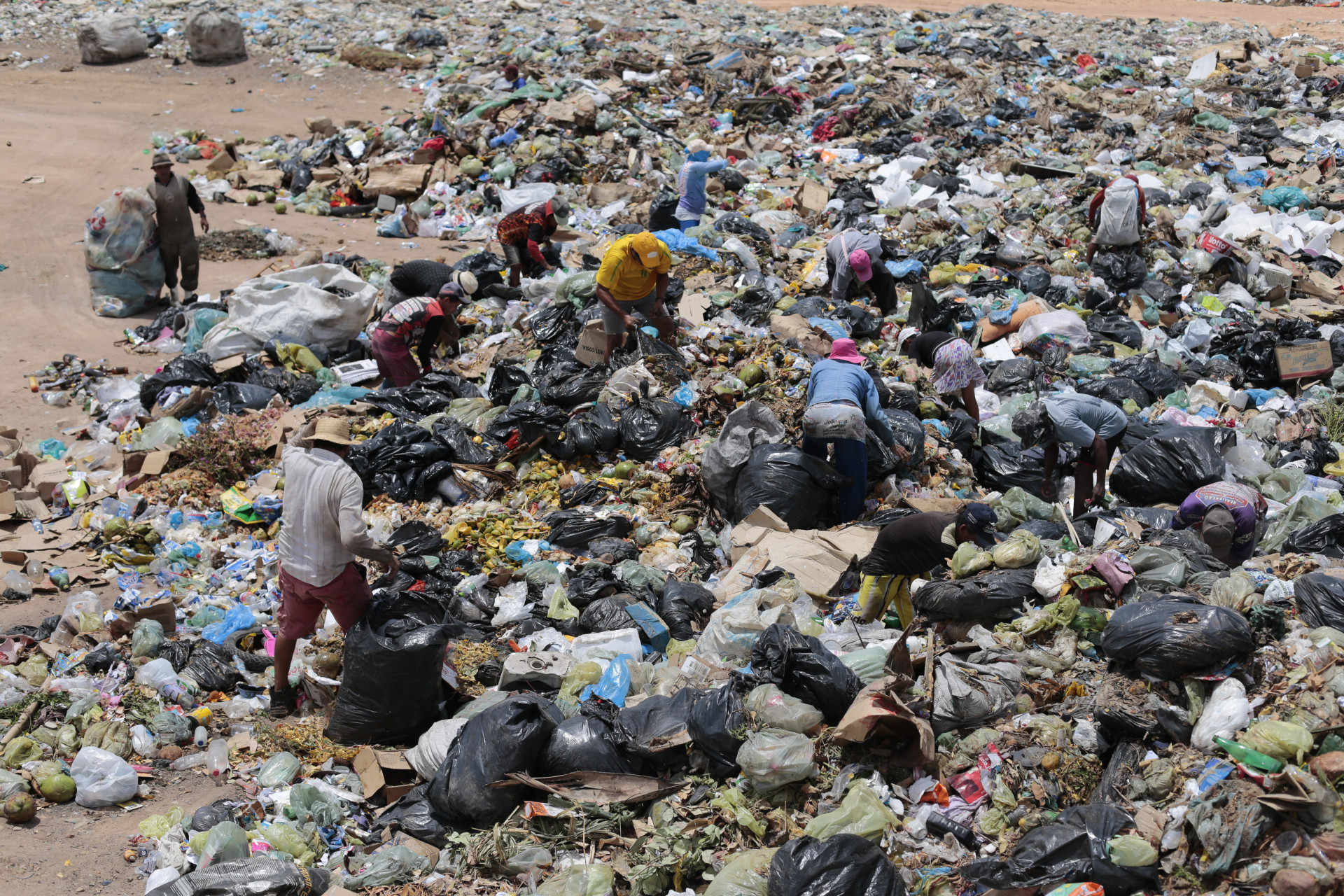 ￼LIXÃO nas proximidades da Vila de Jericoacoara, em Jijoca (Foto: AURÉLIO ALVES)