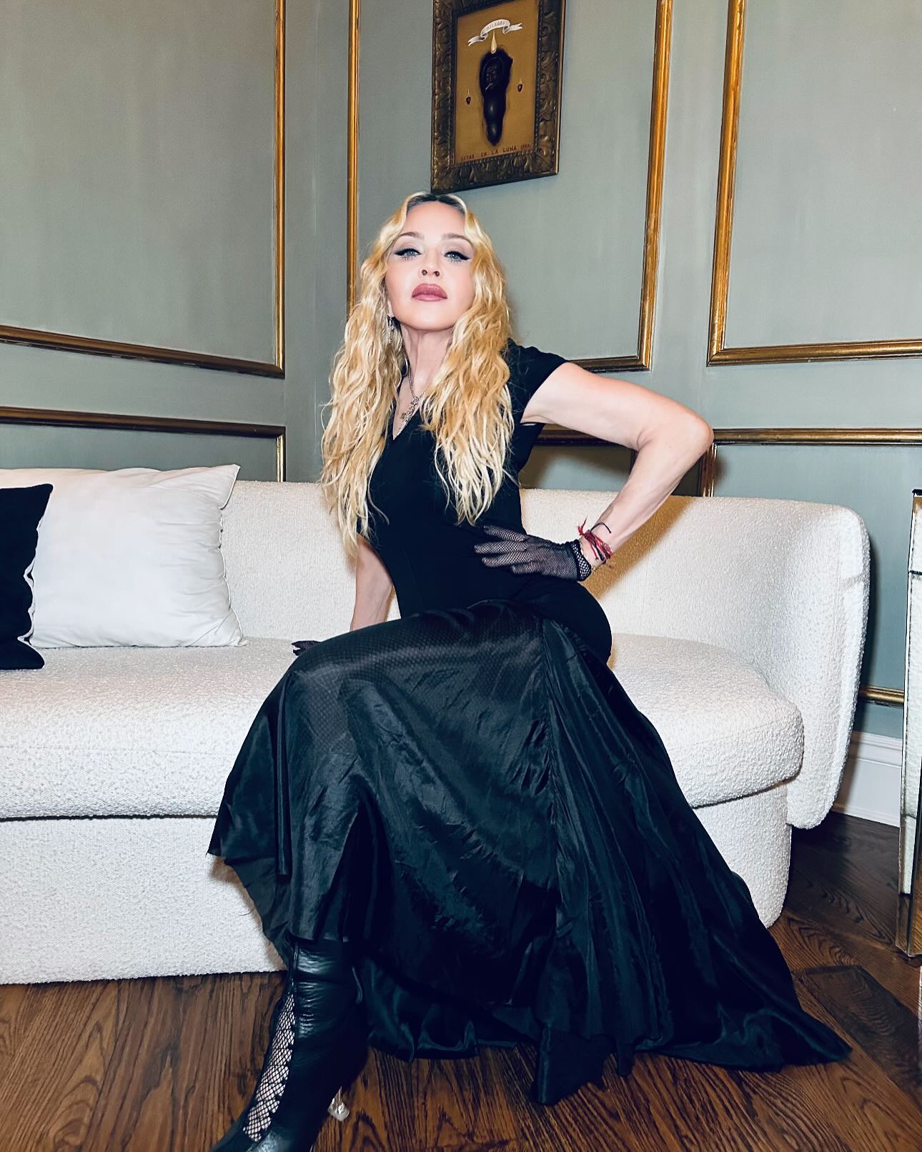 No Instagram, Madonna revelou que está com dificuldades para levar à frente o filme sobre sua vida. A cantora contou ter ouvido de produtores e agentes que é necessário tornar a cinebiografia mais enxuta. 
