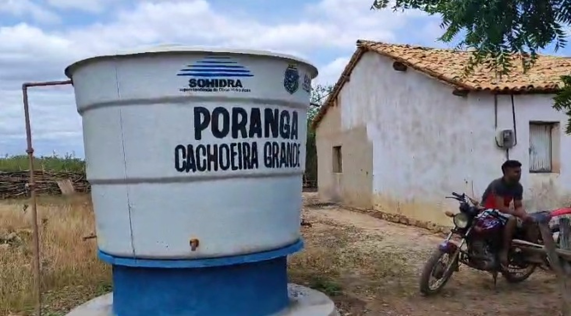 ￼REGISTRO de moradores durante a tentativa de mover o poço em distrito de Cachoeira Grande, em Poranga (Foto: Via WhatsApp/ O POVO)