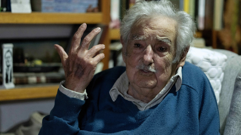  José Mujica, ex-presidente do Uruguai (2010-2015), celebra como  premio de despedida a eleição de Yamnadú Orsi e a volta da esquerda ao poder no país 