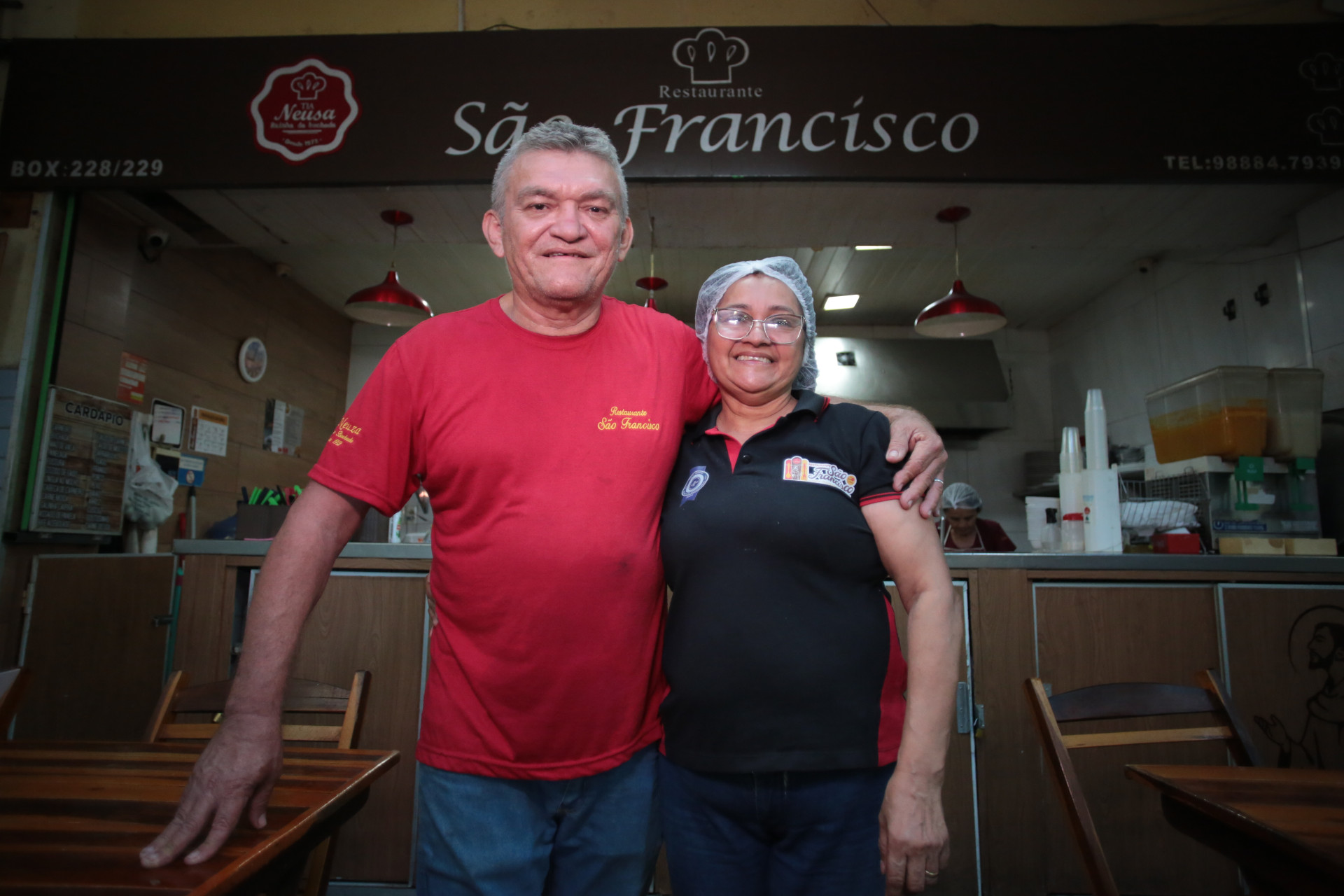 FORTALEZA-CE, BRASIL, 29.11.2024:  Dois Dedos  Irene e o Amauri Semente. O empreendimento deles é o Restaurante São Francisco, no Mercado São Sebastião. (foto: Fabio Lima/ OPOVO) (Foto: FÁBIO LIMA)