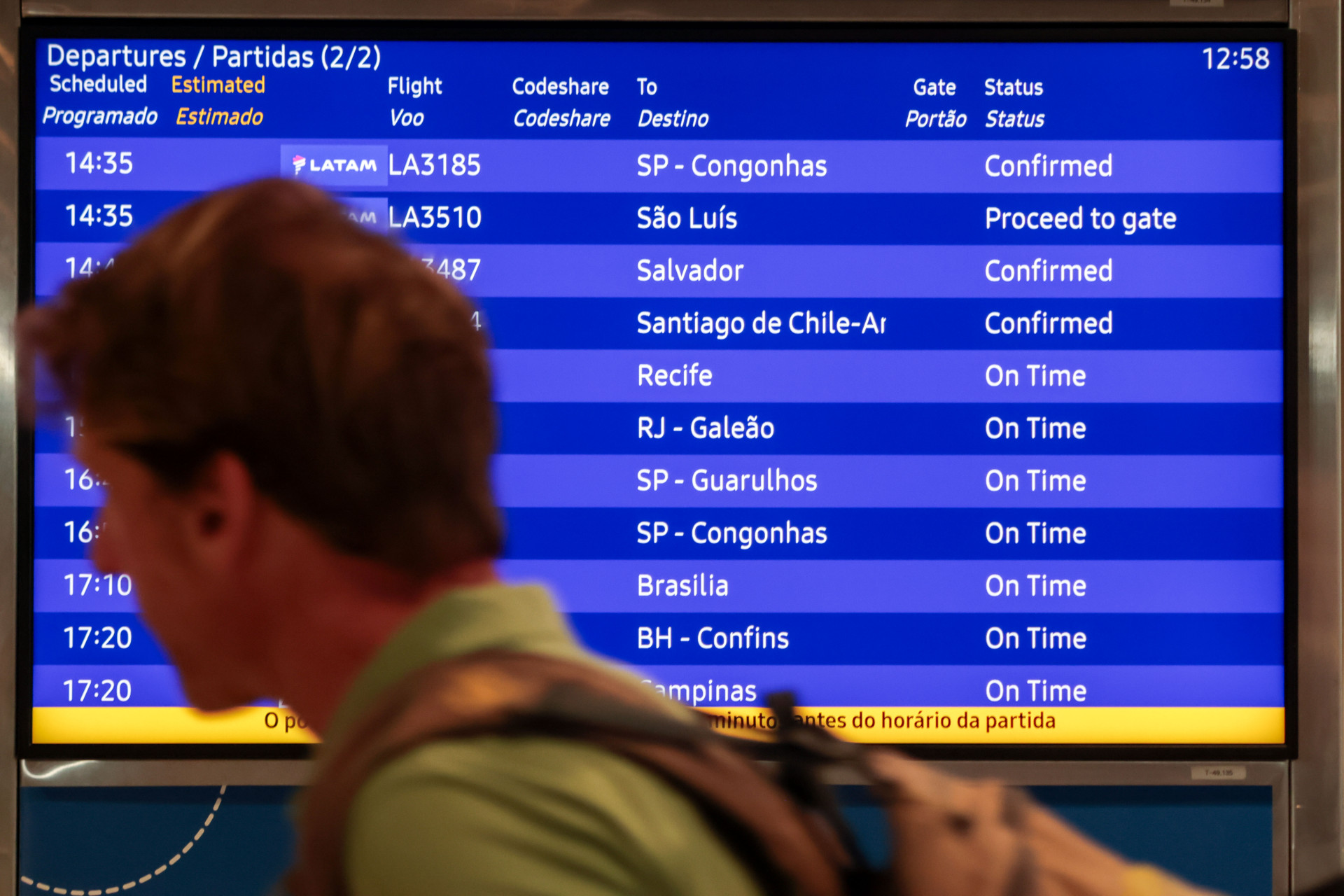 Painel de voos no aeroporto. (Foto: Samuel Setubal/O Povo) (Foto: Samuel Setubal)