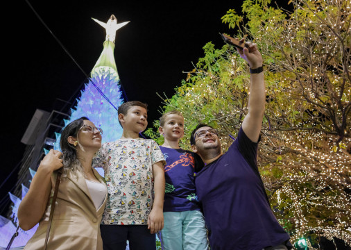 FORTALEZA, CEARÁ,  BRASIL- 01.12.2024: Família Ferreira: O casal Tiago e Tieles com os filhos Rafael e Miguel. Iluminação de Natal na Praça do Ferreira e no Jardins Open Mall no bairro aldeota. (Foto: Aurélio Alves/Jornal O POVO)