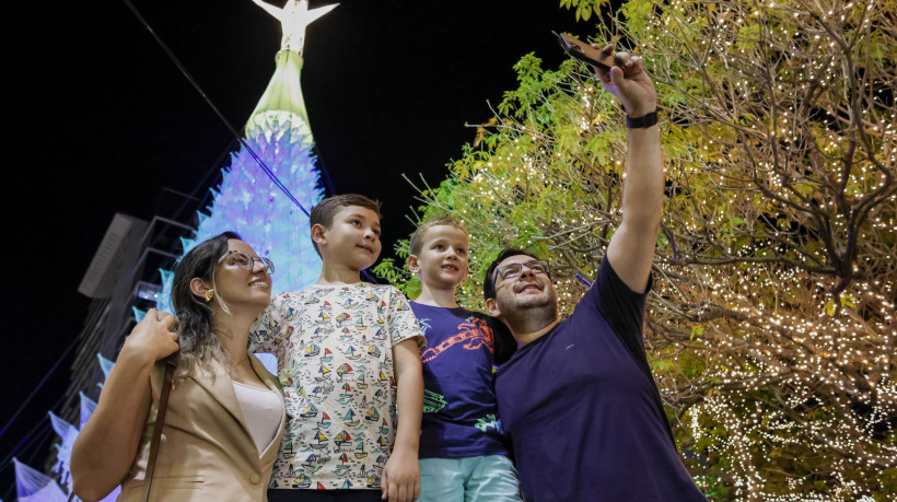 FORTALEZA, CEARÁ,  BRASIL- 01.12.2024: Família Ferreira: O casal Tiago e Tieles com os filhos Rafael e Miguel. Iluminação de Natal na Praça do Ferreira e no Jardins Open Mall no bairro aldeota. (Foto: Aurélio Alves/Jornal O POVO)