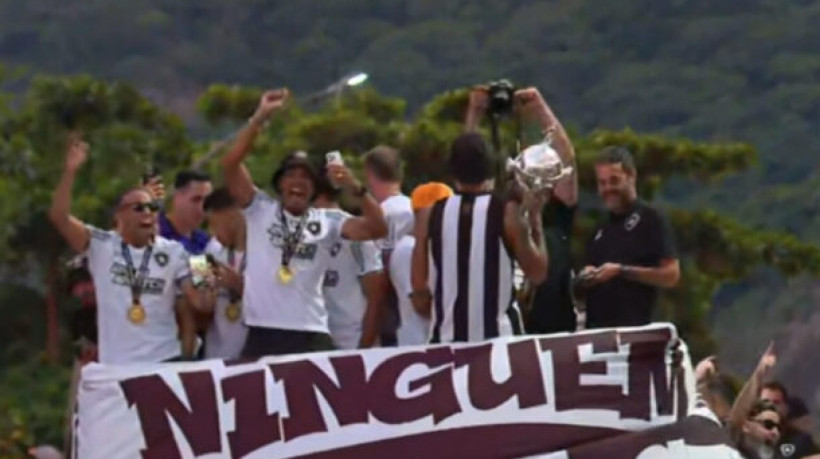 Delegação desembarca no aeroporto do Galeão após conquistar América; festa da torcida na recepção ao Glorioso tomou o Aterro e ruas de Botafogo