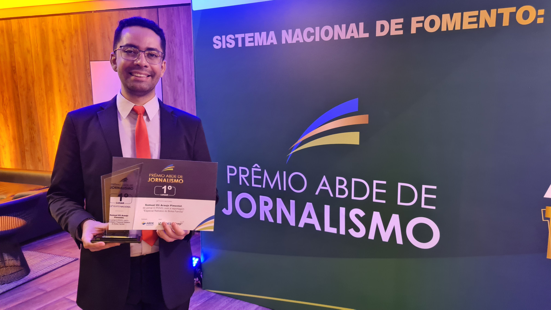 Samuel Pimentel recebe Prêmio ABDE de Jornalismo em Brasília (Foto: Ailane Silva/Divulgação)