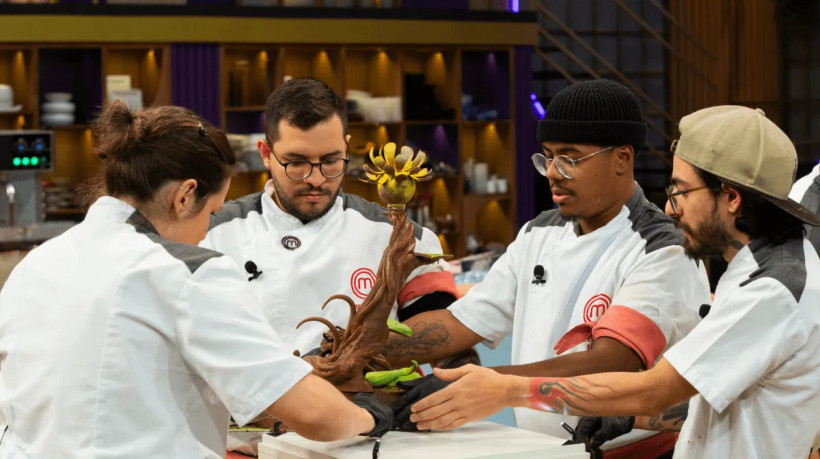 Os participantes precisam apresentar verdadeiras esculturas de chocolate no episódio de hoje