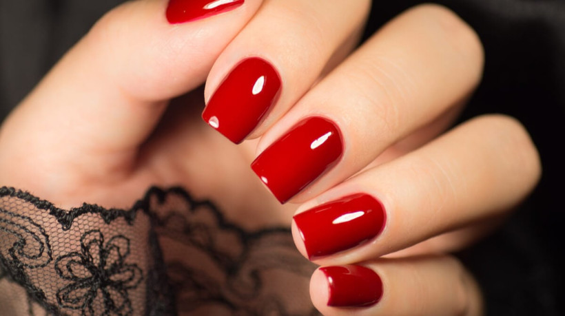 As unhas completam o look do fim de ano (Imagem: Minszka | Shutterstock)