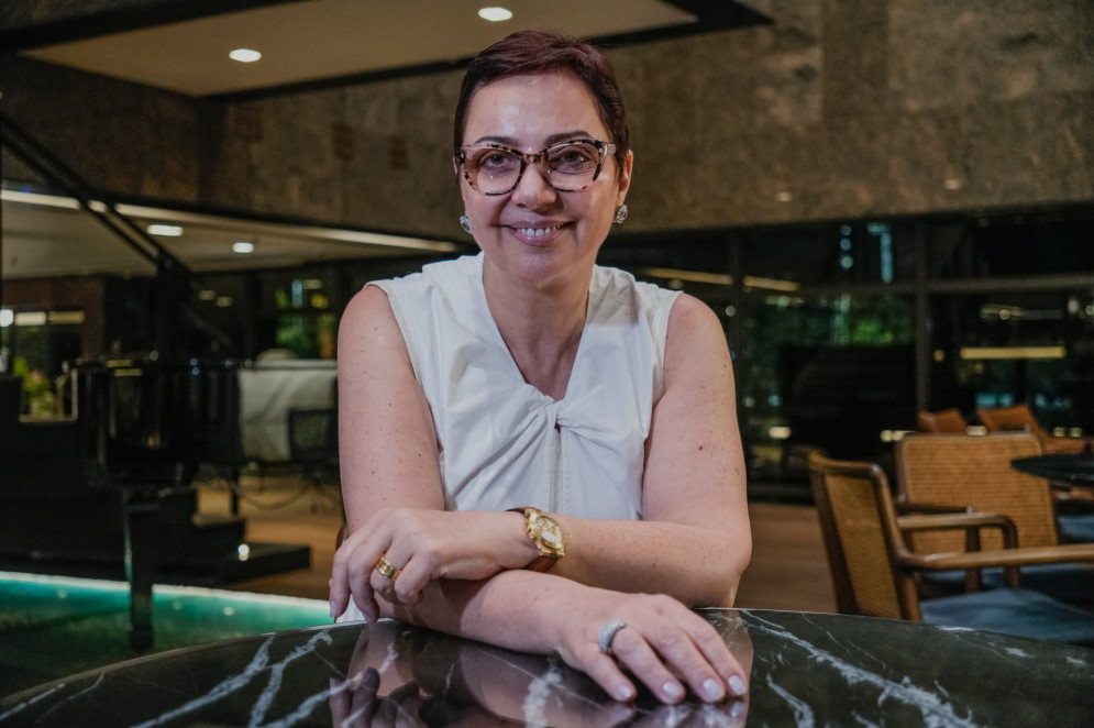 Tânia Cosentino afirma buscar um equilíbrio entre vida profissional e pessoal e nos bastidores da entrevista cita visita anteriores ao Ceará (Foto: FERNANDA BARROS)