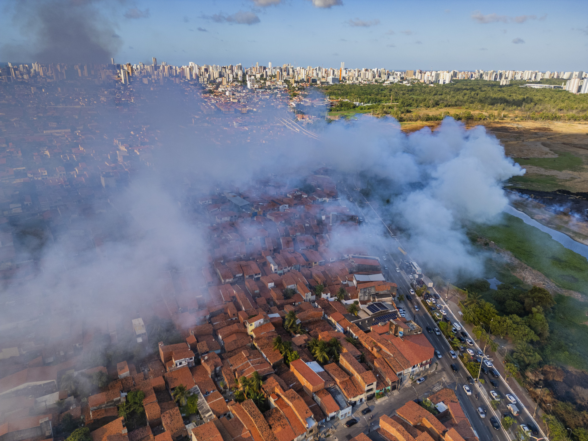 ￼INCÊNDIO em área do Cocó próximo à avenida Raul Barbosa (Foto: FCO FONTENELE)