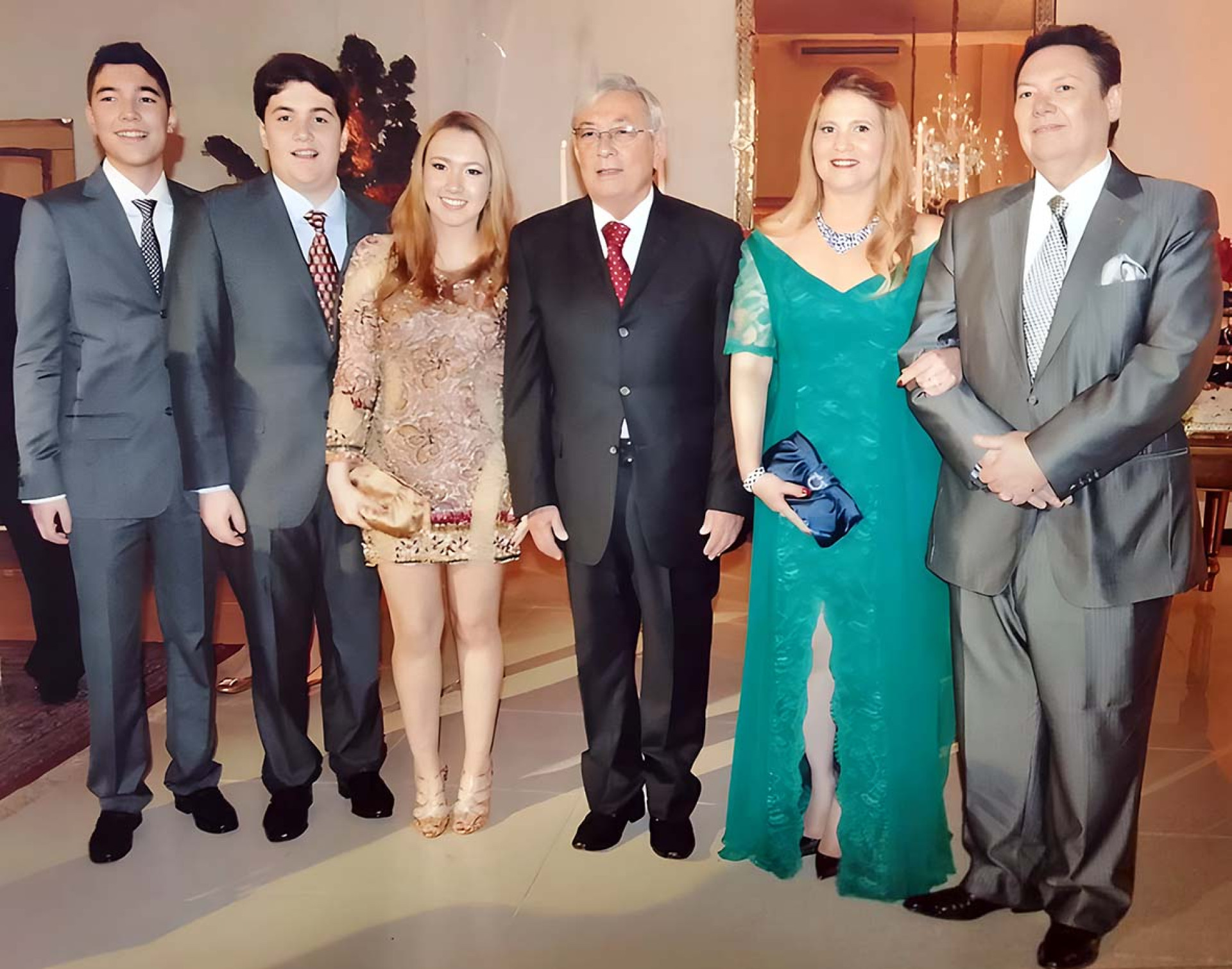 O Cearense do Ano, Ivens Dias Branco Júnior, com mulher Morgana, pai e o trio da geração Pimentel (foto pouco antes do sênior partir)
 (Foto: acervo pessoal)