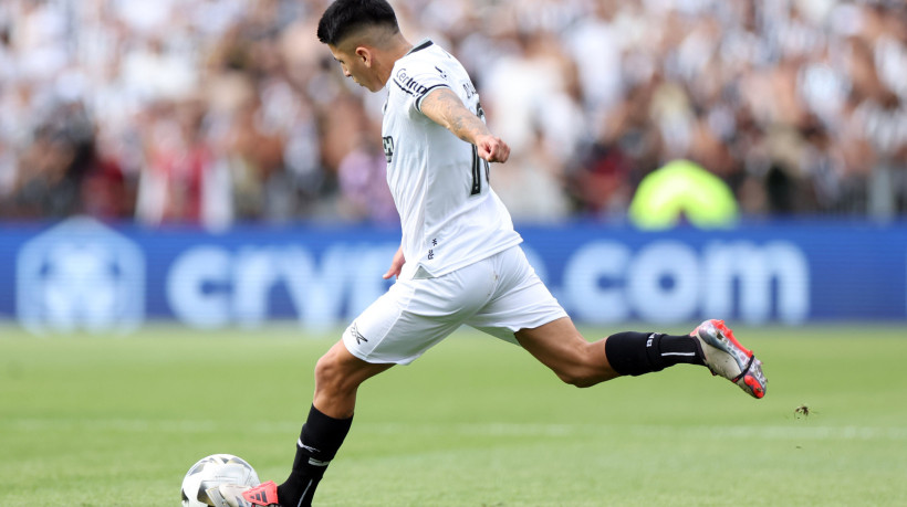 O Botafogo vai enfrentar o Internacional; veja onde assistir ao vivo ao jogo do Brasileirão. 