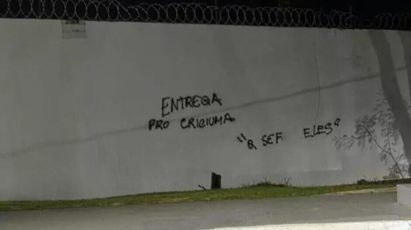 Torcida do Flamengo pichou o muro do Ninho do Urubu pedindo para o time entregar o resultado do jogo para o Criciúma. 