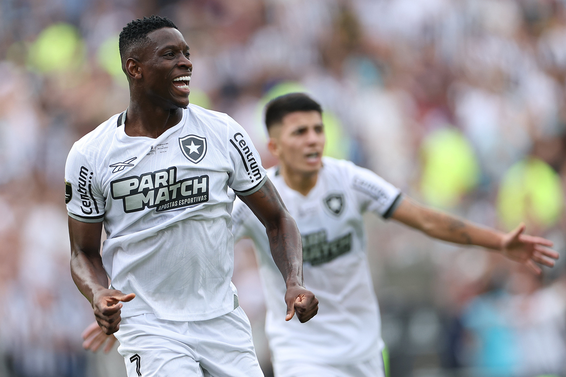 Luiz Henrique (à frente) é esperança do gols do Botafogo (Foto: Vitor Silva/Botafogo FR)