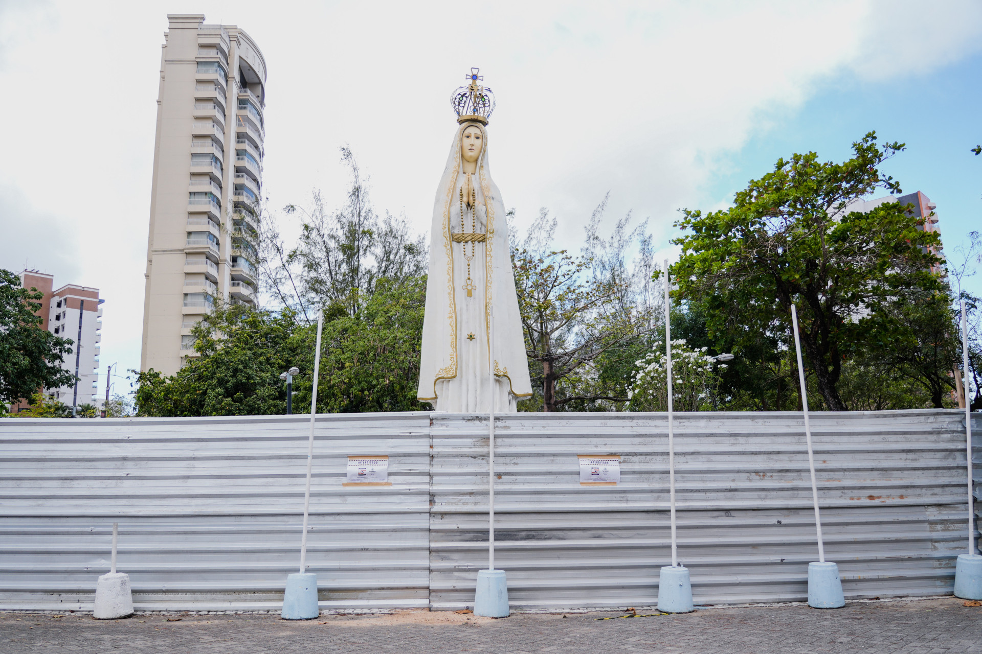 ￼MONUMENTO em homenagem à Nossa Senhora de Fátima, em frente ao Santuário (Foto: FERNANDA BARROS)