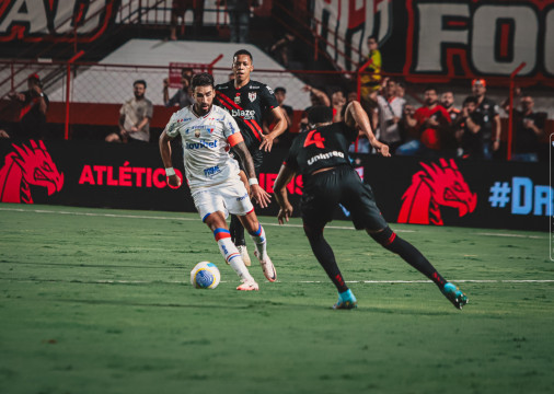 Lucero, atacante do Fortaleza, durante jogo contra o Atlético-GO